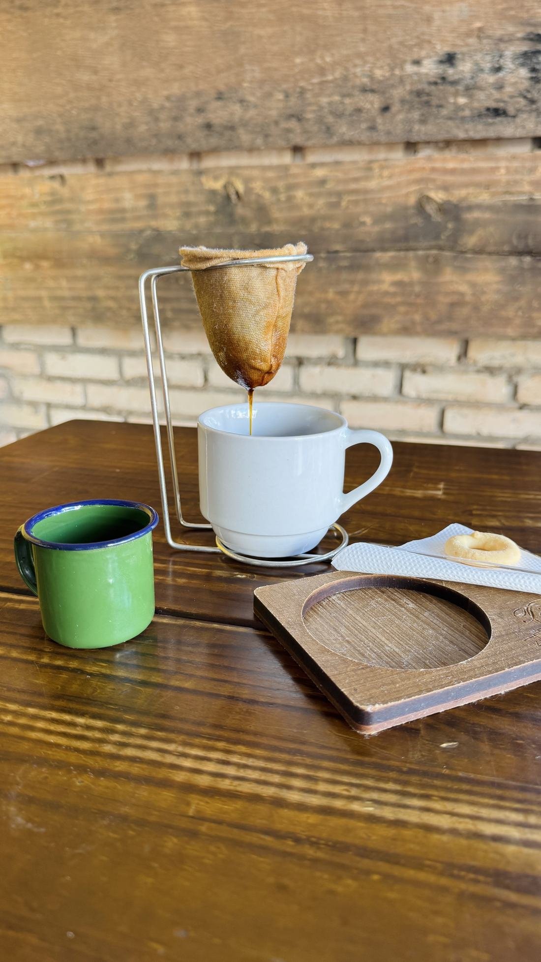 Café coado na hora em coador de pano, servido em xícara branca