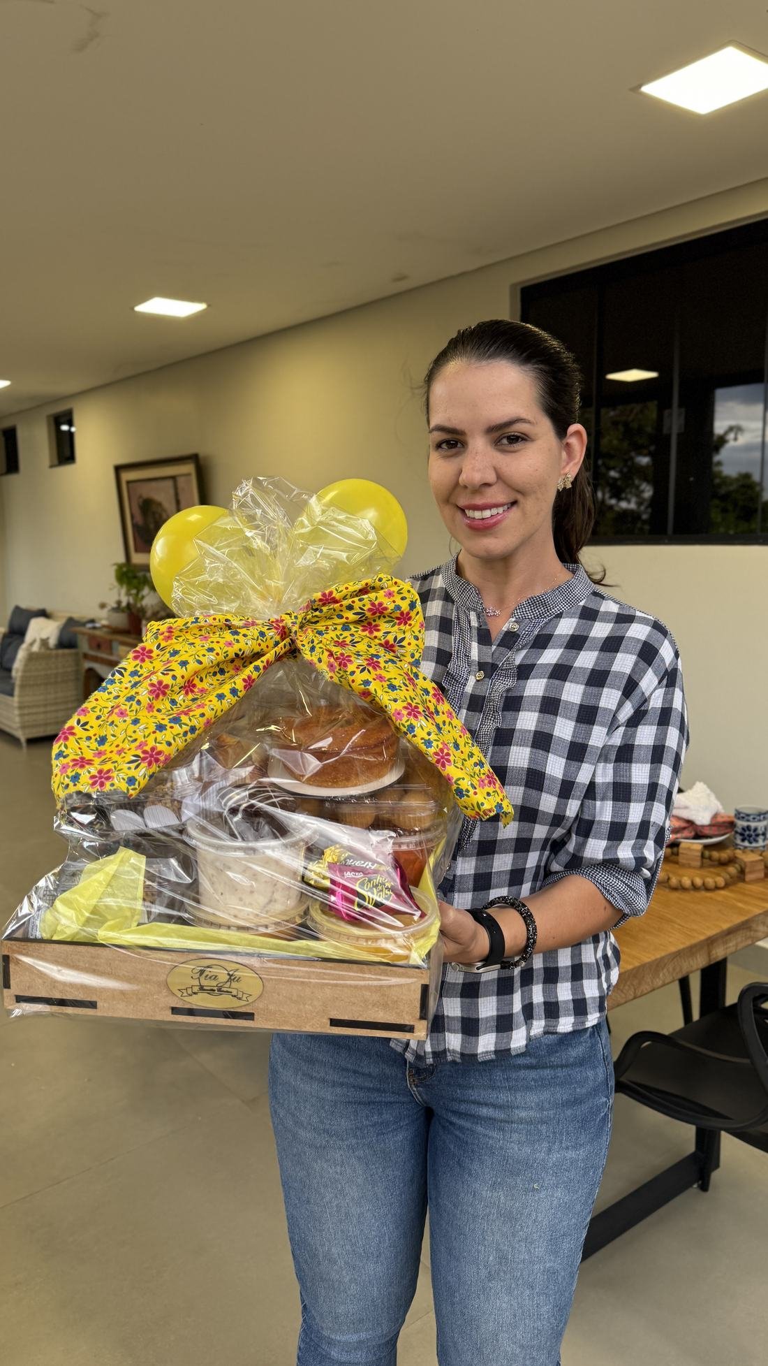 Cesta de café da manhã e presente da Tia Ju, embalada com celofane e laço floral amarelo