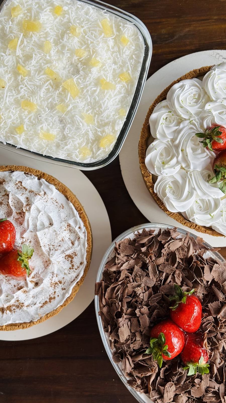 Tortas doces e salgadas expostas na vitrine da Tia Ju